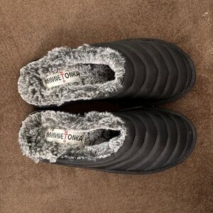 Minnetonka Black Fabric Slippers Gray Faux Fur Women’s New Size 9 Quilted Scuffs